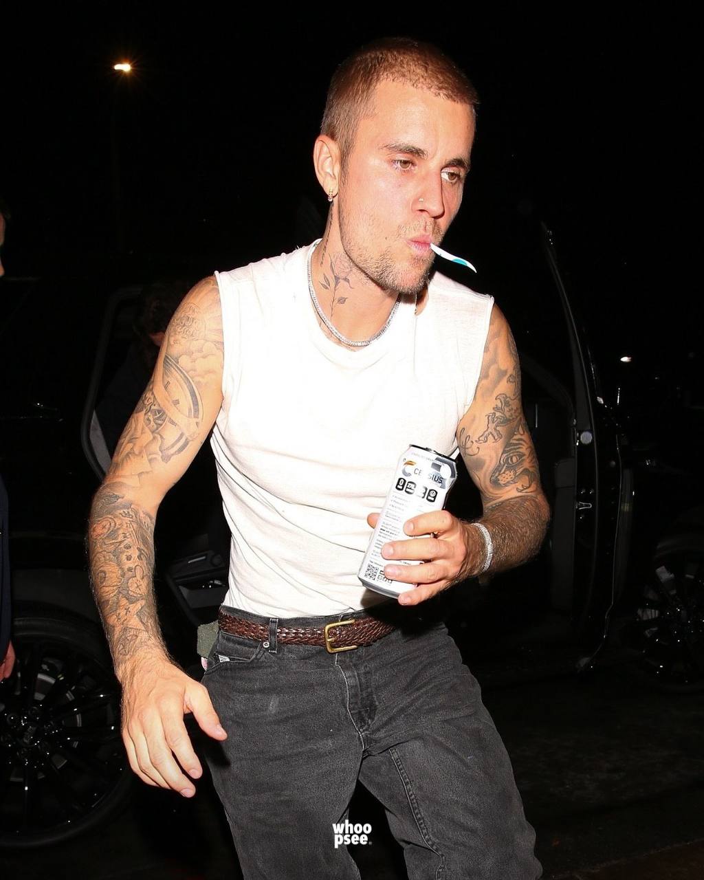 К голому платью Хейли Бибер отлично подошли бы G-стринги от Тома Форда